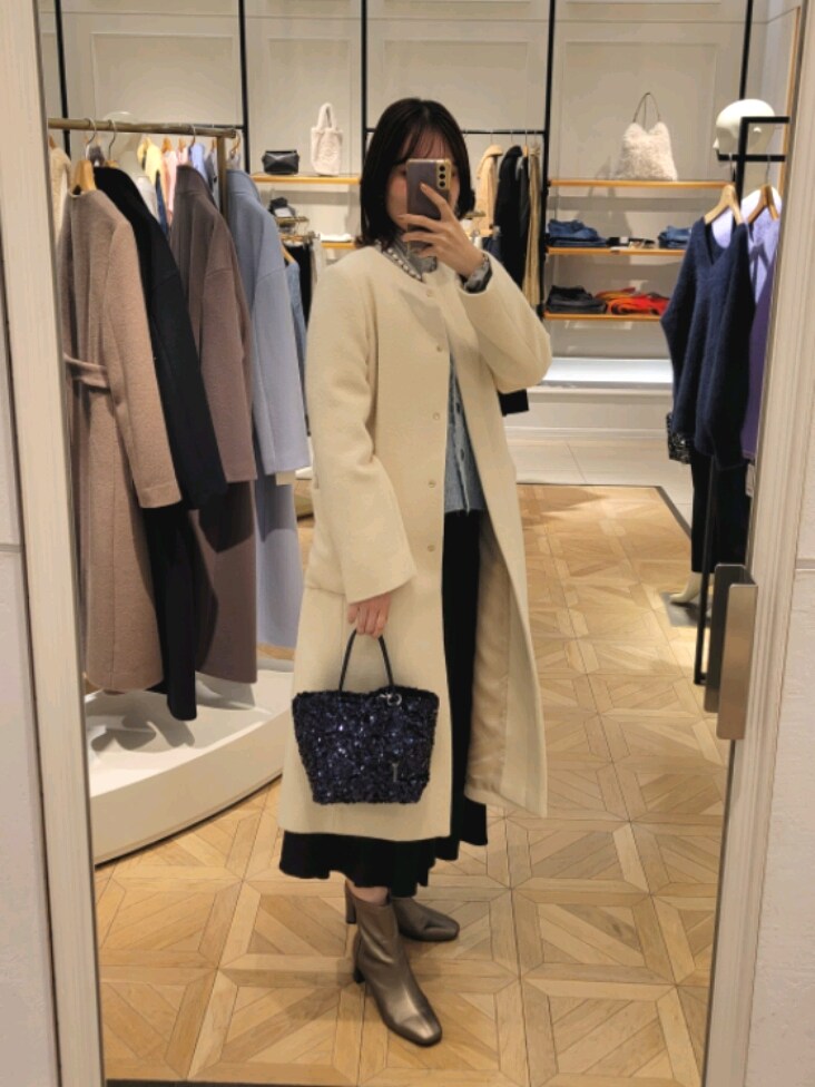 「冬アウター、あったかコーデ、オトナ女子、スカートコーデ、フレアスカート、カーディガン、スパンコール、淡色女子、ノーカラーコート、オケージョン」｜「NOLLEY’Sのノーカラーシャギーコート（ノーカラーコート、ホワイト系）」を使った、もーりーさん（レディース・164cm）の冬コーディネートの5枚目の写真