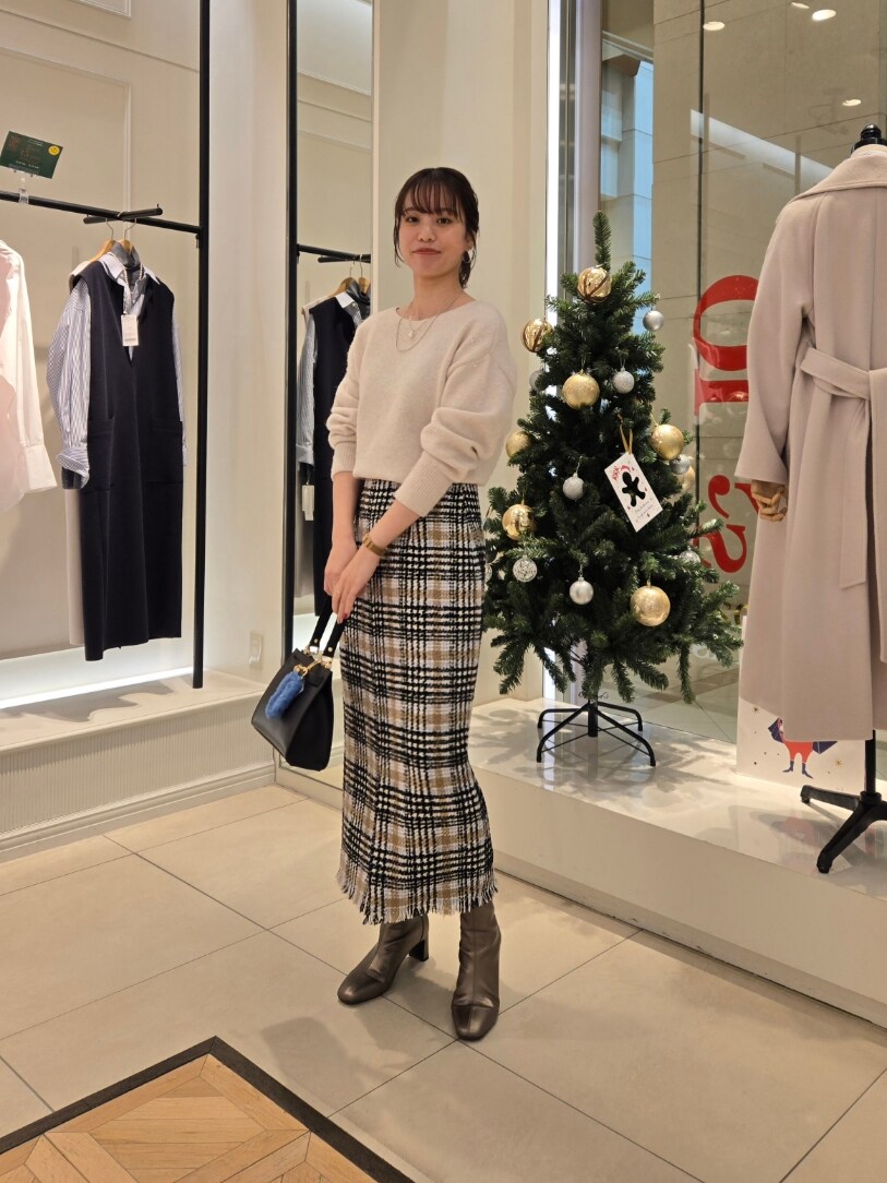 「おでかけコーデ、あったかコーデ、ウェーブ、チェック、チェックスカート、スパンコール、キラキラ、キレイめ」｜「NOLLEY’S Sophiのモヘヤラメスパンコール2WAYプルオーバーニット（ニット/セーター、ピンク系）」を使った、もーりーさん（骨格ウェーブ・レディース・164cm）の冬コーディネートの4枚目の写真