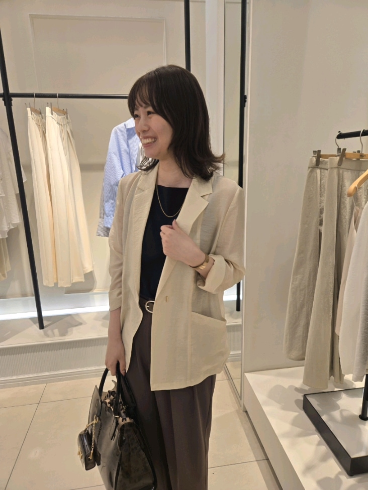 「ワイドパンツ、サンダル、オトナカジュアル、パンツコーデ、高身長女子、シアー、シアージャケット、ブラウン、ブラウンコーデ、タンクトップ、きれいめカジュアル、pvcバッグ、レオパード柄」｜「NOLLEY’S Sophiのウォッシャブルシアーシルクライトジャケット（テーラードジャケット、ベージュ系）」を使った、もーりーさん（レディース・164cm）の春コーディネートの6枚目の写真