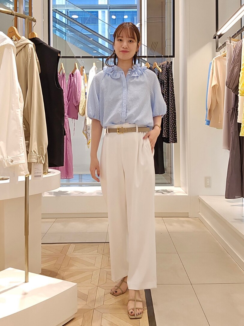「ワイドパンツ、サンダル、おでかけコーデ、大人ガーリー、甘めカジュアル、チェックシャツ、フリルブラウス、フリル、チェック、シアートップス、ホワイトパンツ」｜「NOLLEY’S Sophiのサッカーチェックフリルネックブラウス（シャツ/ブラウス、ブルー系）」を使った、もーりーさん（レディース・164cm）の春コーディネートの2枚目の写真