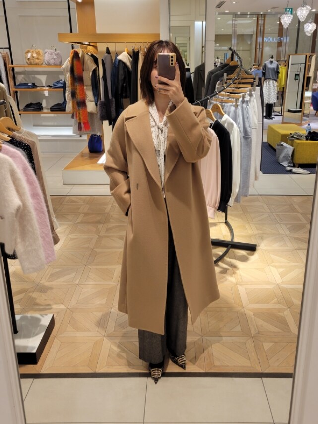「オトナ女子、あったかコーデ、きれいめカジュアル、サロペット、シンプルスタイル、アウターコーデ、ロングコート」|「NOLLEY’Sのハンドステッチベルテッドコート(その他アウター、イエロー系)」を使った、もーりーさん(レディース・164cm)の秋コーディネートの2枚目の写真
