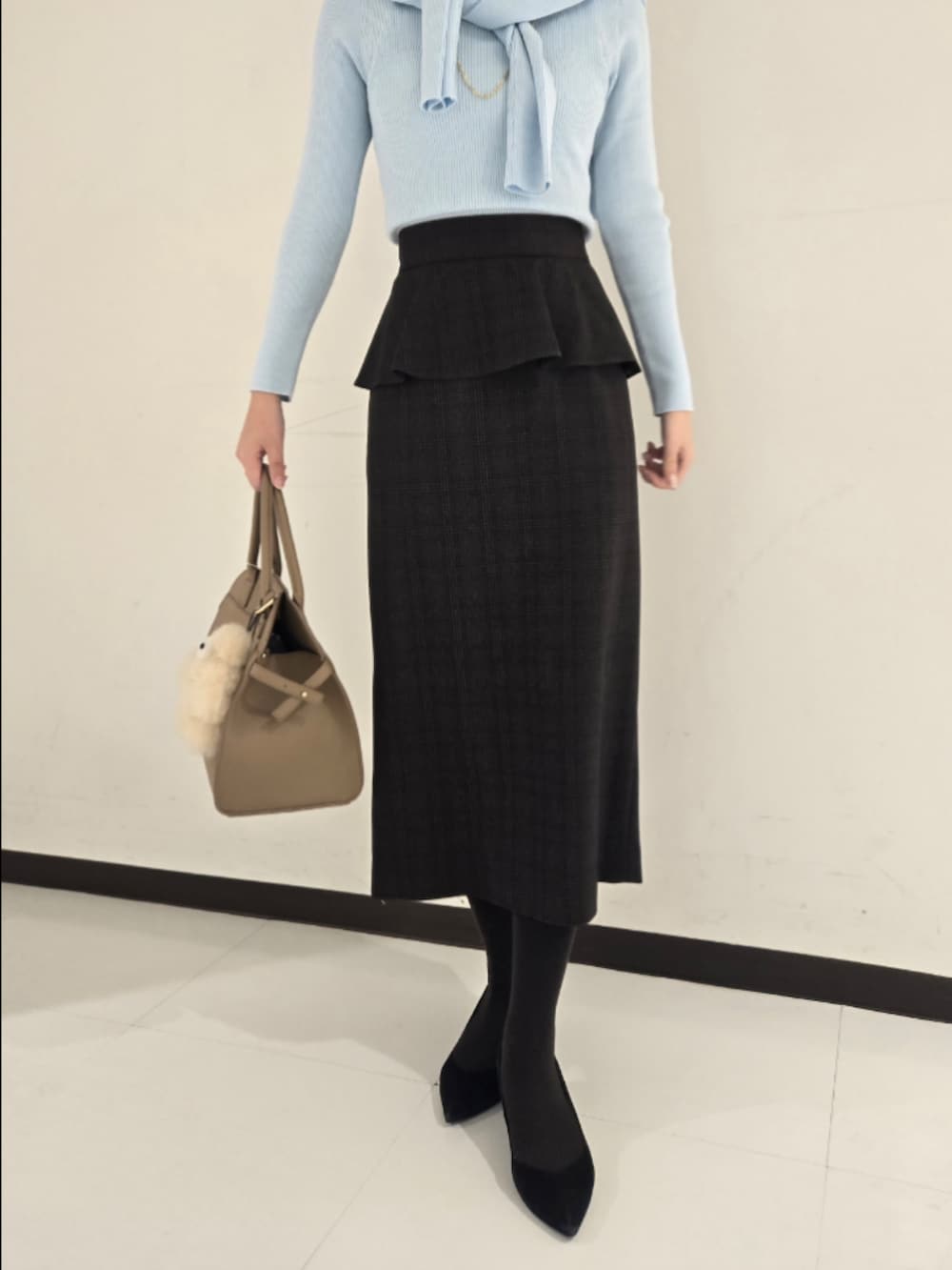 ブルー系のカーディガン/ボレロ、ブルー系のニット/セーター、ベージュ系のスカートを着用したレディースの秋コーディネートの5枚目の写真