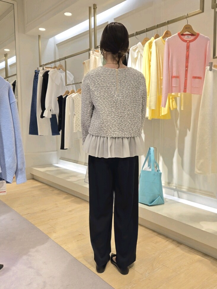 「大人ファッション、お出かけコーデ、サテンパンツ、セレモニー、ツイード、卒業式、入学式、ぺプラムトップス」｜「NOLLEY’S Sophiのファンシーツイードレイヤードプルオーバーブラウス（シャツ/ブラウス、ホワイト系）」を使った、もーりーさん（骨格ウェーブ・レディース・164cm）の冬コーディネートの4枚目の写真
