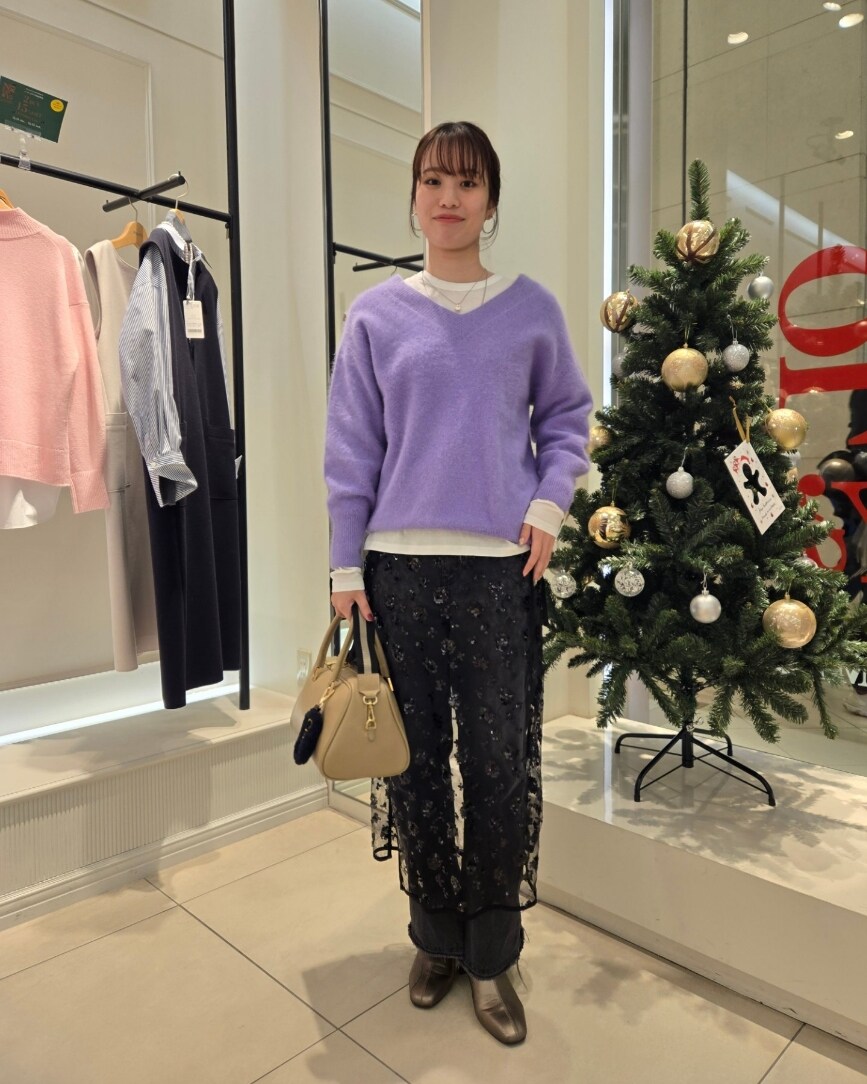 パープル系のニット/セーター、ホワイト系のTシャツ/カットソー、ブラック系のスカートを着用したレディースの冬コーディネートの5枚目の写真