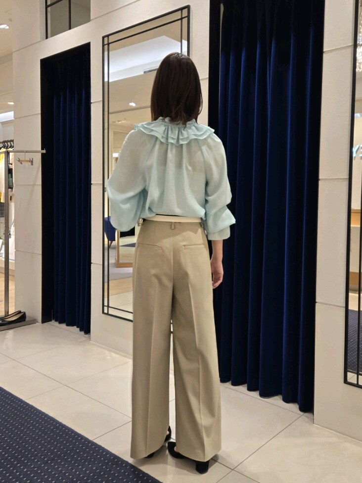 「大人女子、キレイめカジュアル、初春コーデ、ワイドパンツ、チノパン、シアートップス、フリル、グリーン、春コーデ」｜「NOLLEY’S Sophiの◇【WEB限定カラーあり】シアーフリルブラウス（シャツ/ブラウス、グリーン系）」を使った、もーりーさん（骨格ウェーブ・レディース・164cm）の冬コーディネートの4枚目の写真