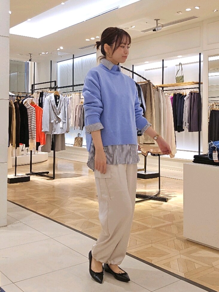 「冬、シンプルスタイル、キレイめコーデ、レイヤード、サテンパンツ、ハイネック、カラーニット、ストライプ、休日スタイル」｜「NOLLEY’S Sophiの紡毛ハイネックプルオーバーニット（ニット/セーター、ブルー系）」を使った、もーりーさん（骨格ウェーブ・レディース・164cm）の冬コーディネートの3枚目の写真