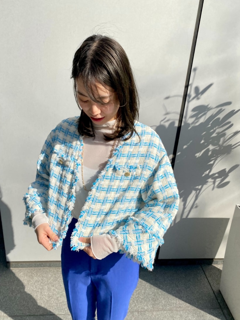 「ジャケット、春、オトナ女子、おでかけコーデ、パンツスタイル、キレイめ、ワントーンコーデ、ブルー、NOLLEY'S」｜「NOLLEY’Sのバスケットツイードショートジャケット（ノーカラージャケット、ブルー系）」を使った、もーりーさん（レディース・164cm）の春コーディネートの3枚目の写真