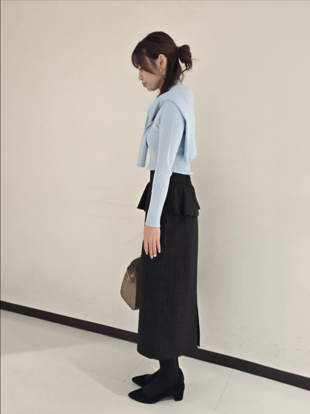 ブルー系のカーディガン/ボレロ、ブルー系のニット/セーター、ベージュ系のスカートを着用したレディースの秋コーディネートの3枚目の写真