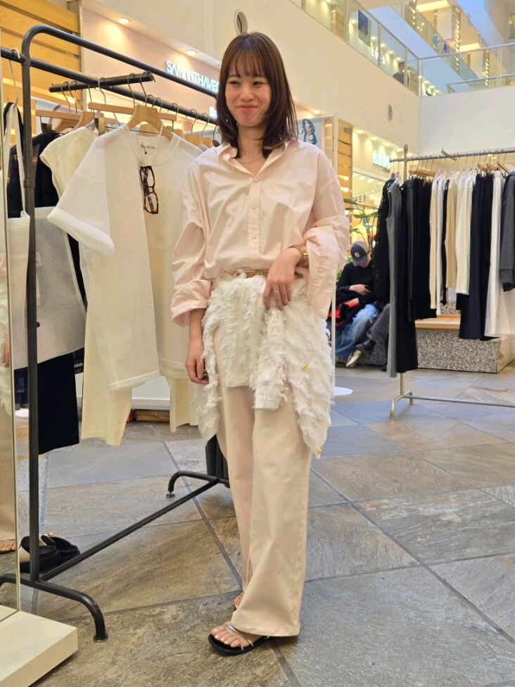 「春服コーデ、春カラー、キレイめコーデ、デニムコーデ、春めき満開コーデ、シャツスタイル、ピンクコーデ、ワントーンコーデ、レイヤードスタイル、カーディガン」｜「Rie Millerのレギュラーカラー2WAYシャツ（シャツ/ブラウス、ピンク系）」を使った、もーりーさん（レディース・164cm）の春コーディネートの2枚目の写真