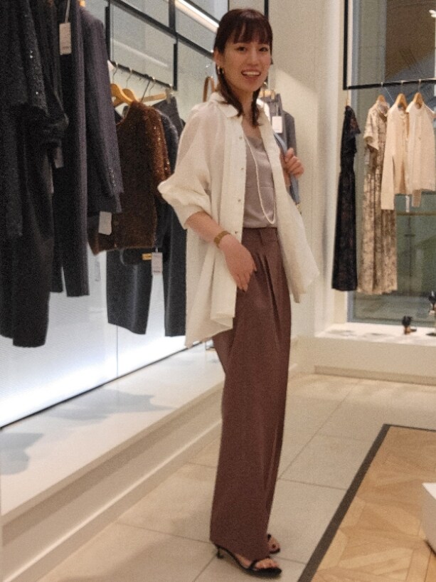 ホワイト系のシャツ/ブラウス、ブラウン系のその他パンツ、ベージュ系のキャミソールを着用したレディースの秋コーディネートの7枚目の写真