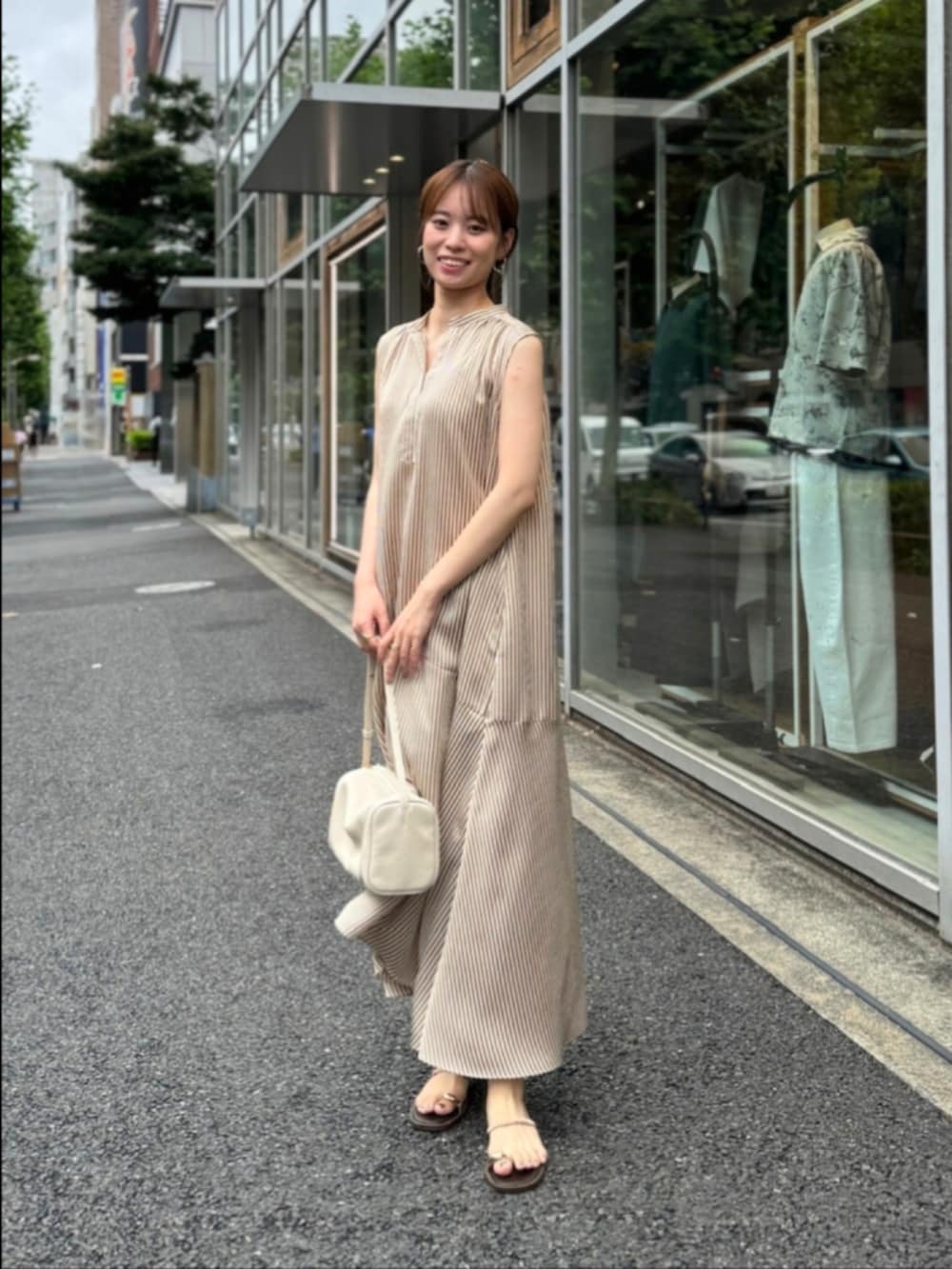 「ノースリーブ、夏服コーデ、ゆるコーデ、夏コーデ、涼しいコーデ、ワンピース、ストライプ柄、ストライプ、ロング丈」｜「NOLLEY’Sのウォッシャブルサテンストライプノースリシャツワンピース（ワンピース、ベージュ系）」を使った、もーりーさん（レディース・164cm）の夏コーディネートの2枚目の写真