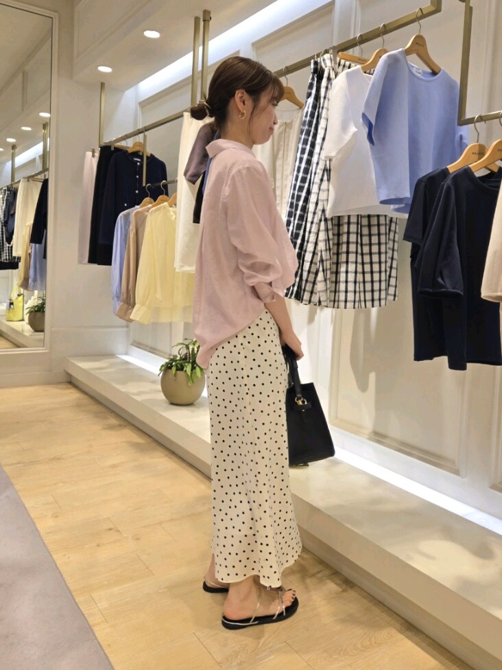 「セットアップ、キレイめカジュアル、大人女子、オトナ女子、きれいめコーデ、オトナカワイイ、シャツコーデ、ピンク、ドット、シアーシャツ」｜「NOLLEY’S Sophiの《セットアップ対応》シアーローン２WAYシャツ（シャツ/ブラウス、ピンク系）」を使った、もーりーさん（レディース・164cm）の春コーディネートの4枚目の写真