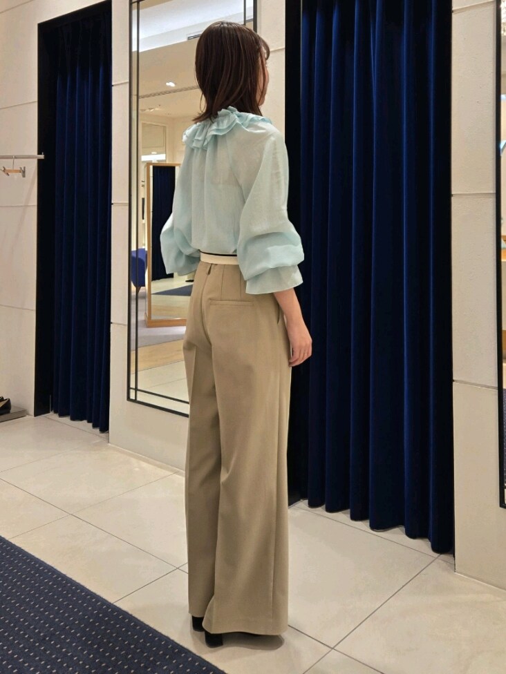 「大人女子、キレイめカジュアル、初春コーデ、ワイドパンツ、チノパン、シアートップス、フリル、グリーン、春コーデ」｜「NOLLEY’S Sophiの◇【WEB限定カラーあり】シアーフリルブラウス（シャツ/ブラウス、グリーン系）」を使った、もーりーさん（骨格ウェーブ・レディース・164cm）の冬コーディネートの2枚目の写真
