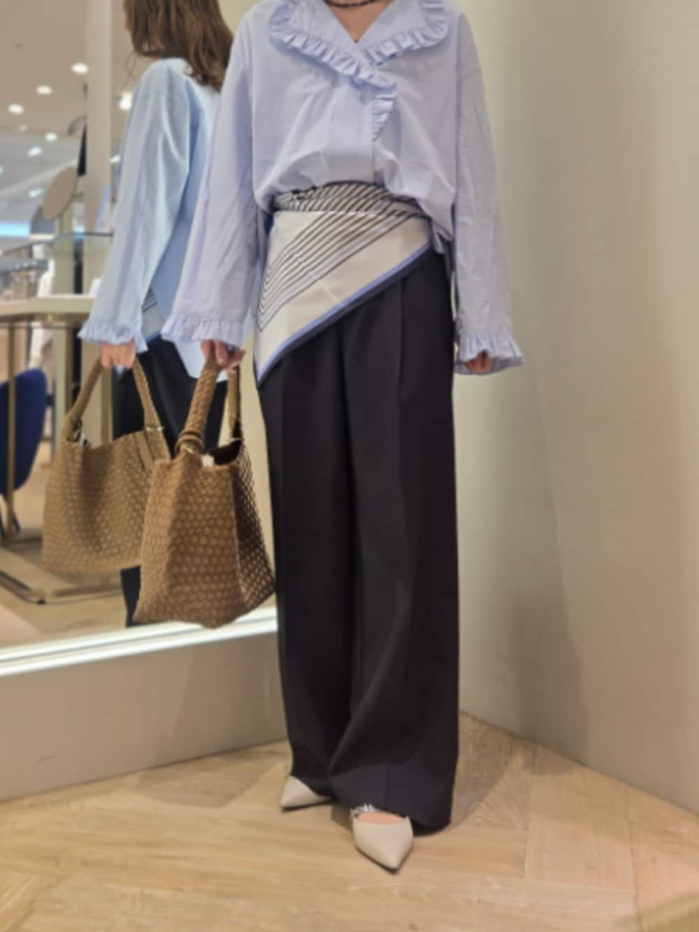 ブルー系のシャツ/ブラウス、ブラウン系のショルダーバッグ、グレー系のその他パンツを着用したレディースの春コーディネートの8枚目の写真