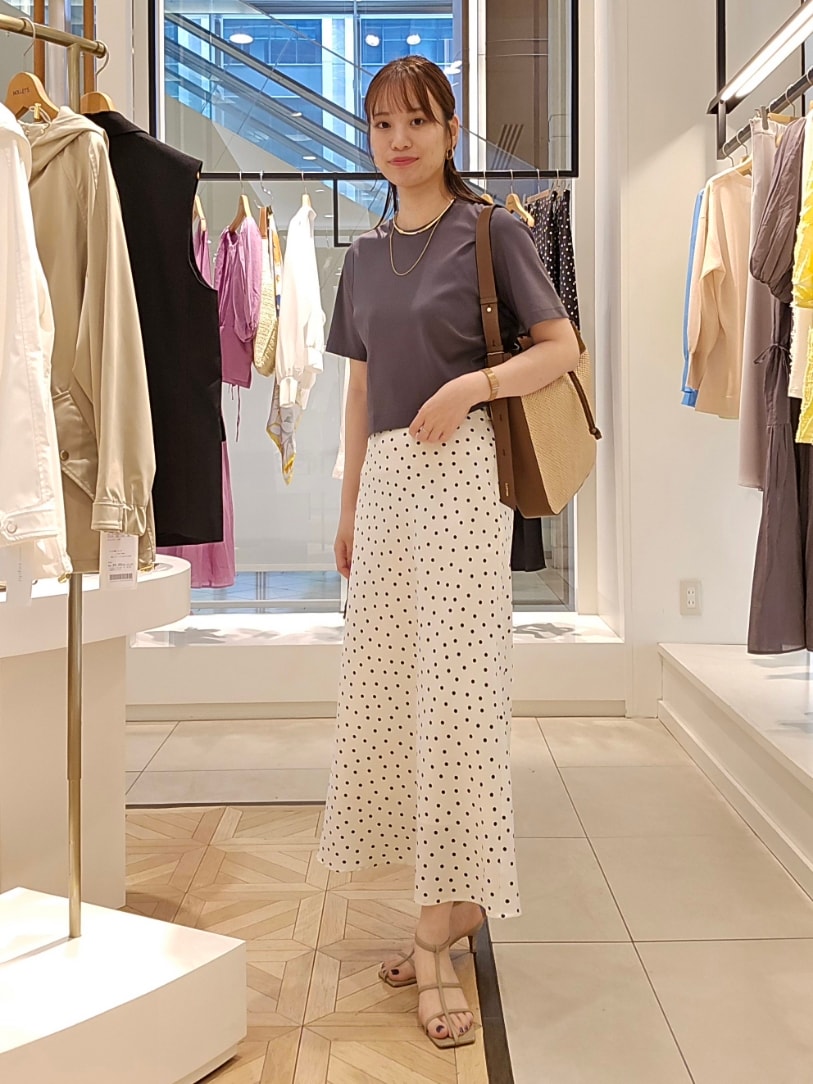 「シンプルスタイル、オトナカワイイ、サンダル、ドット、Tシャツ、Tシャツコーデ」｜「NOLLEY’S SophiのW&W ショート丈Tシャツ（Tシャツ/カットソー、グレー系）」を使った、もーりーさん（レディース・164cm）の春コーディネートの2枚目の写真
