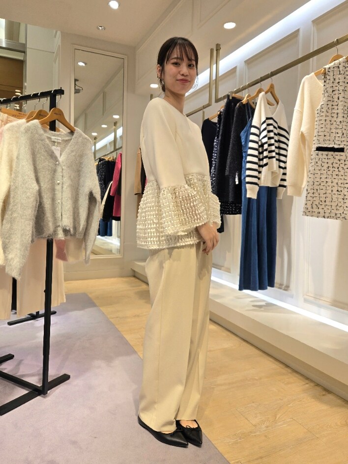 「大人コーデ、骨格ウェーブ、タックワイドパンツ、華やかコーデ、お呼ばれスタイル、ジャガード」｜「NOLLEY’S Sophiのウォッシャブルダンボール×リボンジャガードプルオーバーカットソー（Tシャツ/カットソー、ホワイト系）」を使った、もーりーさん（レディース・164cm）の冬コーディネートの2枚目の写真