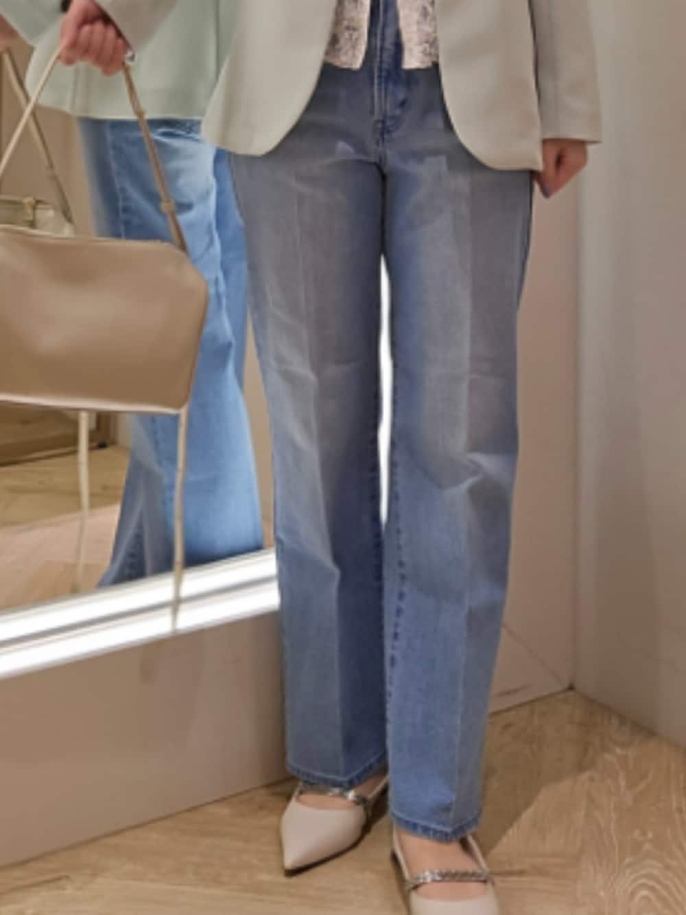 ブルー系のデニムパンツ、ホワイト系のカーディガン/ボレロ、グリーン系のノーカラージャケットを着用したレディースの冬コーディネートの8枚目の写真