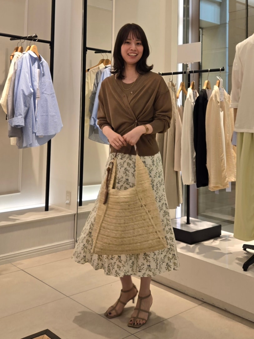 「レイヤードスタイル、サンダル、夏ファッション、お出かけコーデ、大人可愛い、着回しコーデ、きれいめコーディネート、夏、大人ガーリー、高身長女子、シアー、カーディガン、花柄、花柄スカート、ブラウン」|「NOLLEY’S Sophiの《アンサンブル対応》《手洗い可能》イタリー糸ホルターネックタンクトップ(タンクトップ、ブラウン系)」を使った、もーりーさん(レディース・164cm)の夏コーディネートの4枚目の写真