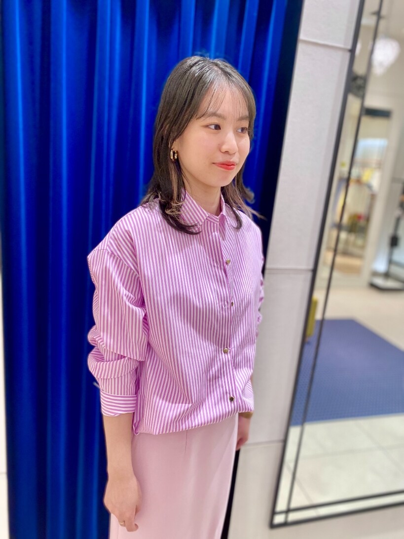 ピンク系のシャツ/ブラウス、ピンク系のスカートを着用したレディースの冬コーディネートの4枚目の写真