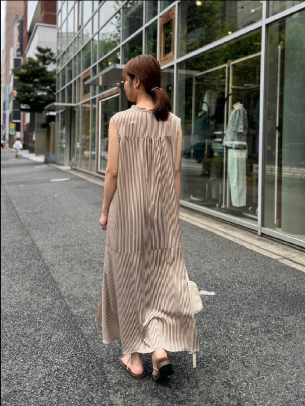 「ノースリーブ、夏服コーデ、ゆるコーデ、夏コーデ、涼しいコーデ、ワンピース、ストライプ柄、ストライプ、ロング丈」｜「NOLLEY’Sのウォッシャブルサテンストライプノースリシャツワンピース（ワンピース、ベージュ系）」を使った、もーりーさん（レディース・164cm）の夏コーディネートの5枚目の写真