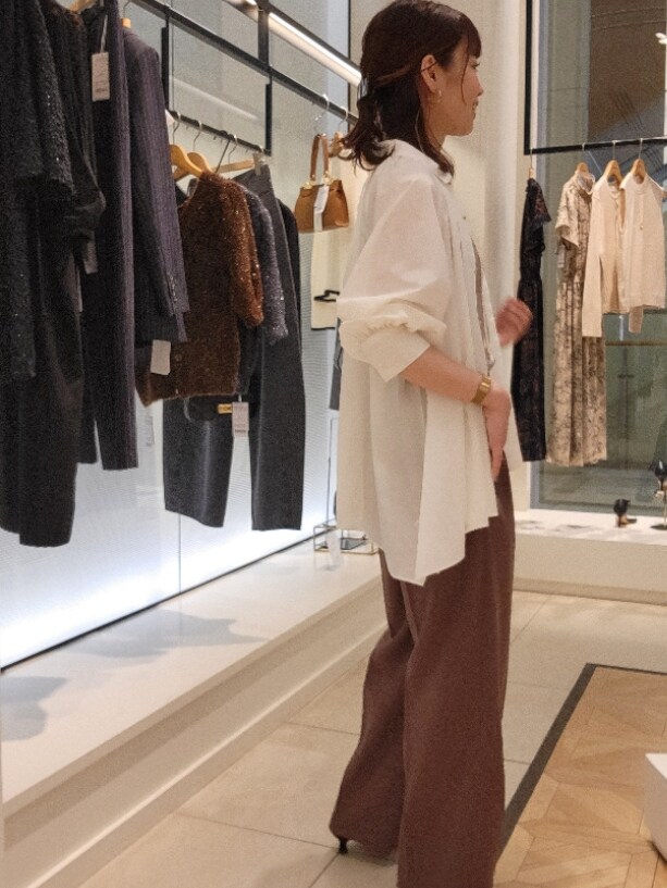 ホワイト系のシャツ/ブラウス、ブラウン系のその他パンツ、ベージュ系のキャミソールを着用したレディースの秋コーディネートの6枚目の写真