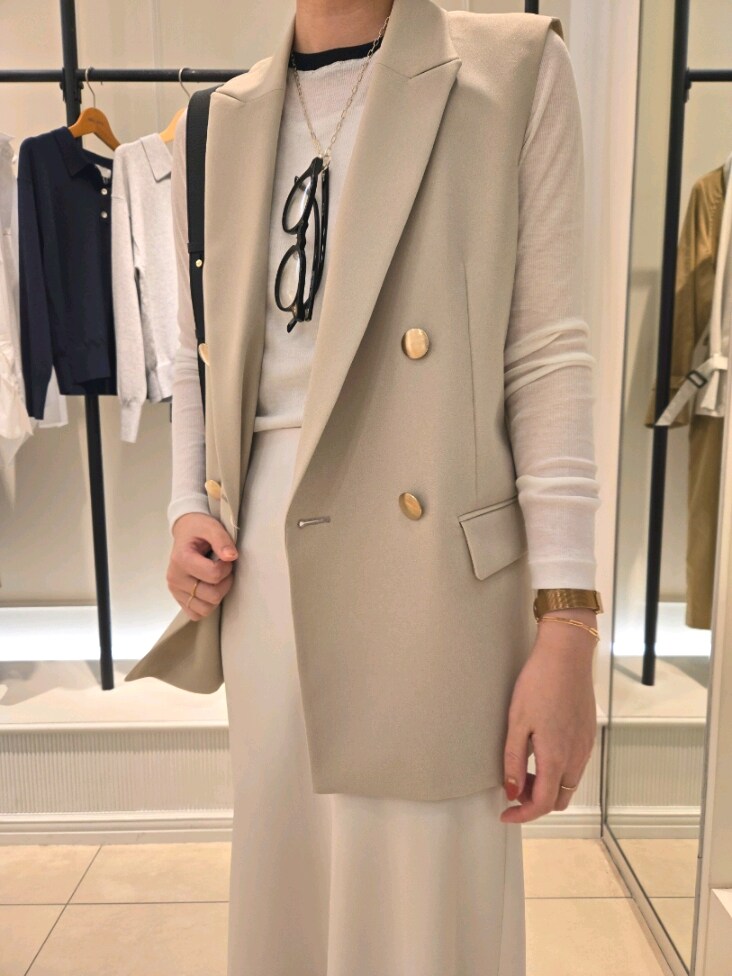 「ロンT、シアートップス、春服コーデ、ロングスカート、ラクチンコーデ、大人可愛い、着回しコーデ、モノトーンコーデ、ジレ」｜「NOLLEY’S Sophiのウォッシャブルドライトロピカルジレ（ベスト、ベージュ系）」を使った、もーりーさん（骨格ウェーブ・レディース・164cm）の春コーディネートの6枚目の写真