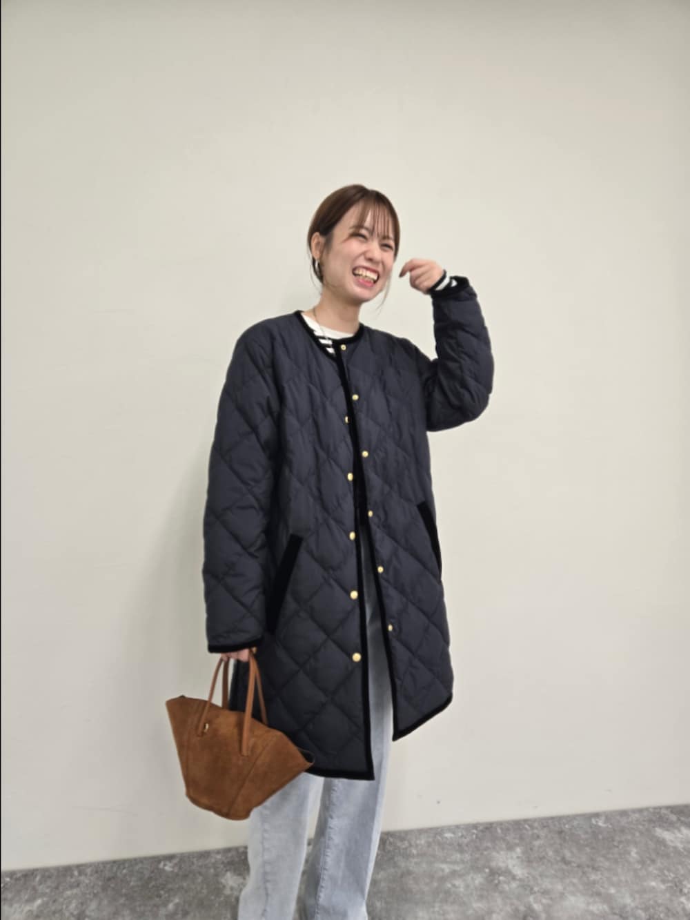 ブルー系のダウンジャケット/コート、ブラック系のTシャツ/カットソー、ブルー系のデニムパンツを着用したレディースの秋コーディネートの7枚目の写真