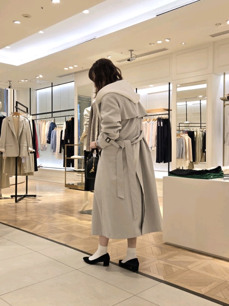 「レイヤードスタイル、春服コーデ、オトナカジュアル、楽チンコーデ、春服、ブラック、きれいめコーデ、セットアップ、フレアスカート、フリルシャツ、ブルーシャツ」｜「NOLLEY’Sのウォッシャブル エアボールフードブルゾン（ブルゾン、ホワイト系）」を使った、もーりーさん（骨格ウェーブ・レディース・164cm）の冬コーディネートの3枚目の写真