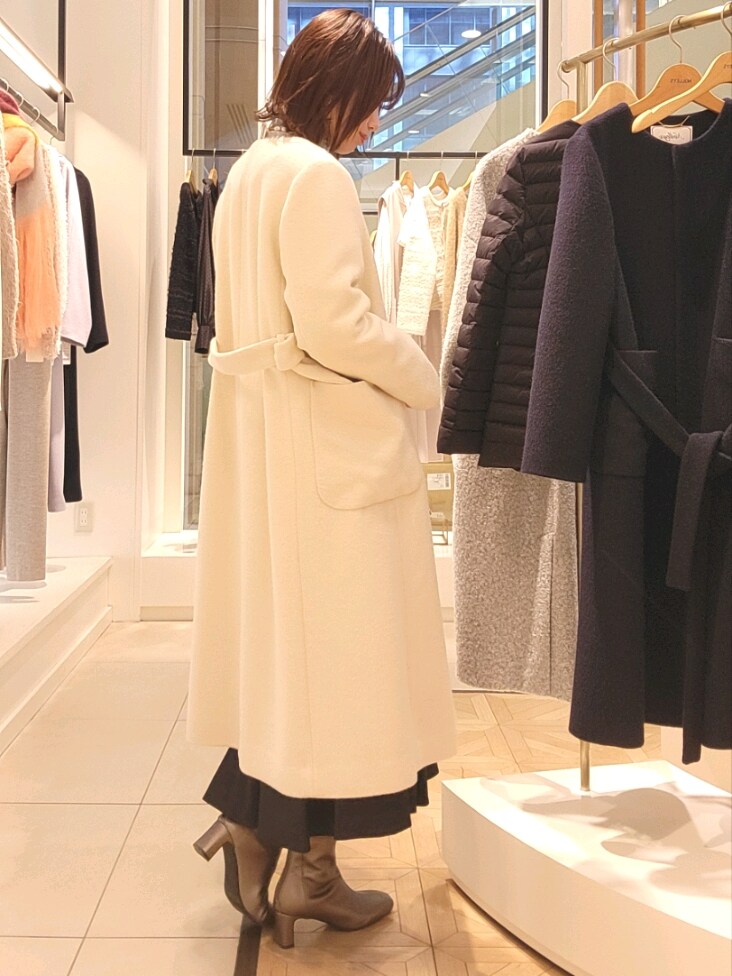 「冬アウター、あったかコーデ、オトナ女子、スカートコーデ、フレアスカート、カーディガン、スパンコール、淡色女子、ノーカラーコート、オケージョン」｜「NOLLEY’Sのノーカラーシャギーコート（ノーカラーコート、ホワイト系）」を使った、もーりーさん（レディース・164cm）の冬コーディネートの4枚目の写真