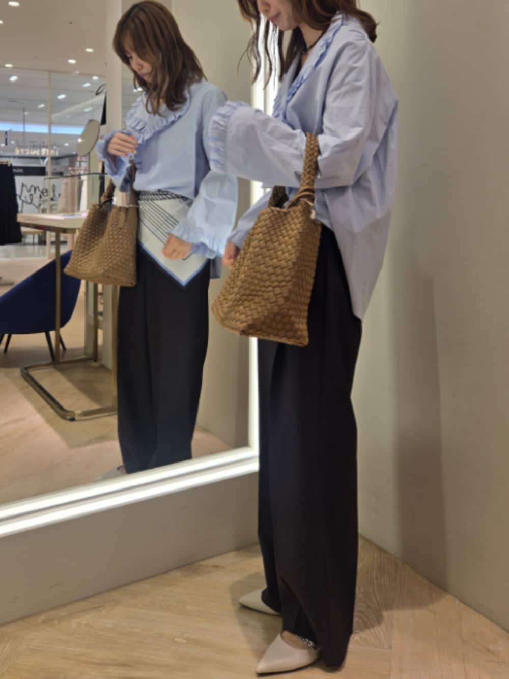 ブルー系のシャツ/ブラウス、ブラウン系のショルダーバッグ、グレー系のその他パンツを着用したレディースの春コーディネートの9枚目の写真