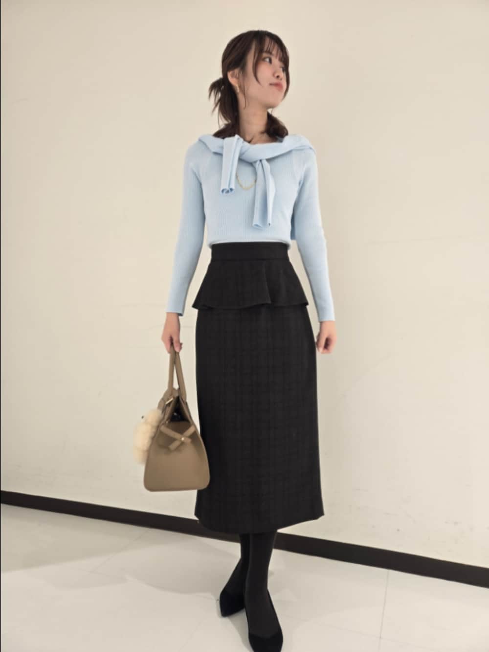 ブルー系のカーディガン/ボレロ、ブルー系のニット/セーター、ベージュ系のスカートを着用したレディースの秋コーディネートの7枚目の写真