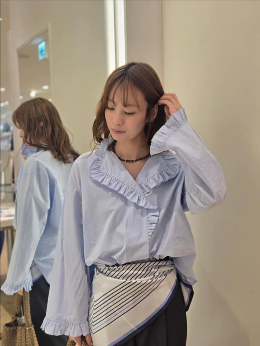 ブルー系のシャツ/ブラウス、ブラウン系のショルダーバッグ、グレー系のその他パンツを着用したレディースの春コーディネートの7枚目の写真