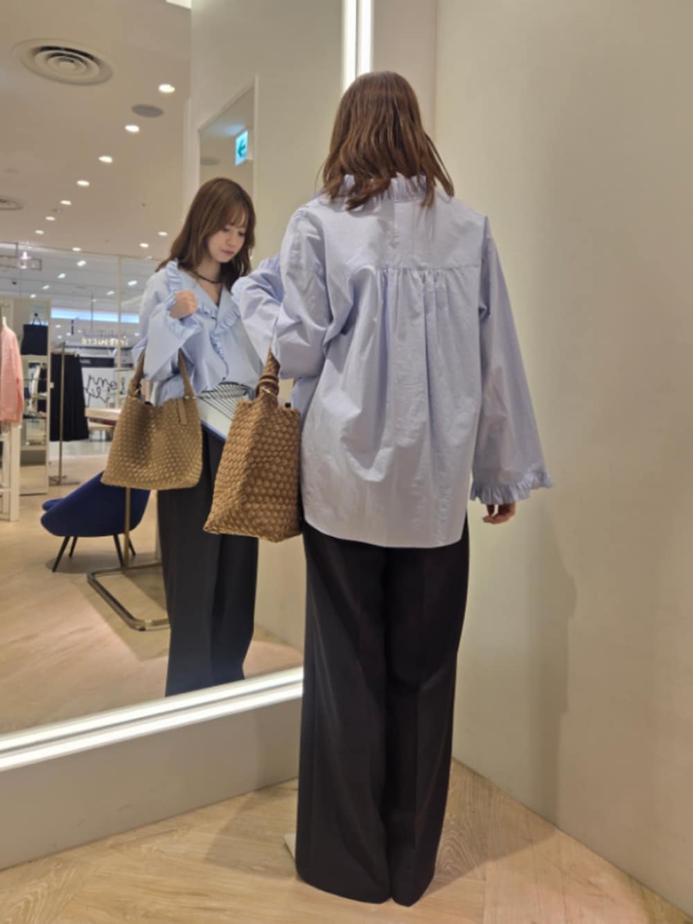 ブルー系のシャツ/ブラウス、ブラウン系のショルダーバッグ、グレー系のその他パンツを着用したレディースの春コーディネートの5枚目の写真