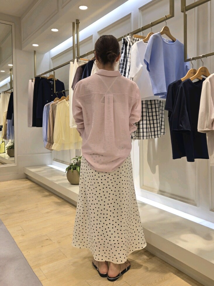 「セットアップ、キレイめカジュアル、大人女子、オトナ女子、きれいめコーデ、オトナカワイイ、シャツコーデ、ピンク、ドット、シアーシャツ」｜「NOLLEY’S Sophiの《セットアップ対応》シアーローン２WAYシャツ（シャツ/ブラウス、ピンク系）」を使った、もーりーさん（レディース・164cm）の春コーディネートの5枚目の写真
