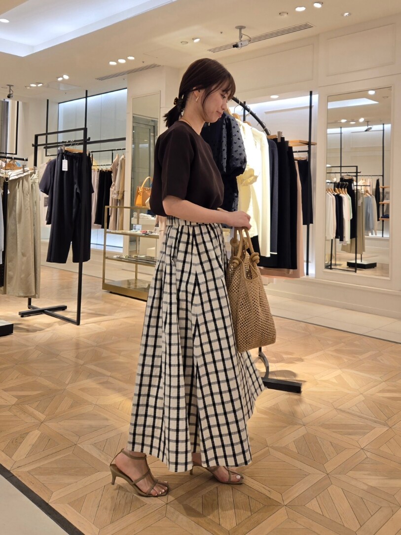 「チェック、半袖ニット、春ニット、スカート、ロングスカート、サンダル、ブラウン」｜「NOLLEY’Sの《手洗い可能》ホールガーメントニットTシャツ（ニット/セーター、ブラウン系）」を使った、もーりーさん（レディース・164cm）の春コーディネートの4枚目の写真