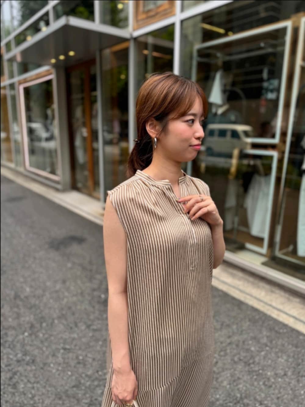 「ノースリーブ、夏服コーデ、ゆるコーデ、夏コーデ、涼しいコーデ、ワンピース、ストライプ柄、ストライプ、ロング丈」｜「NOLLEY’Sのウォッシャブルサテンストライプノースリシャツワンピース（ワンピース、ベージュ系）」を使った、もーりーさん（レディース・164cm）の夏コーディネートの3枚目の写真