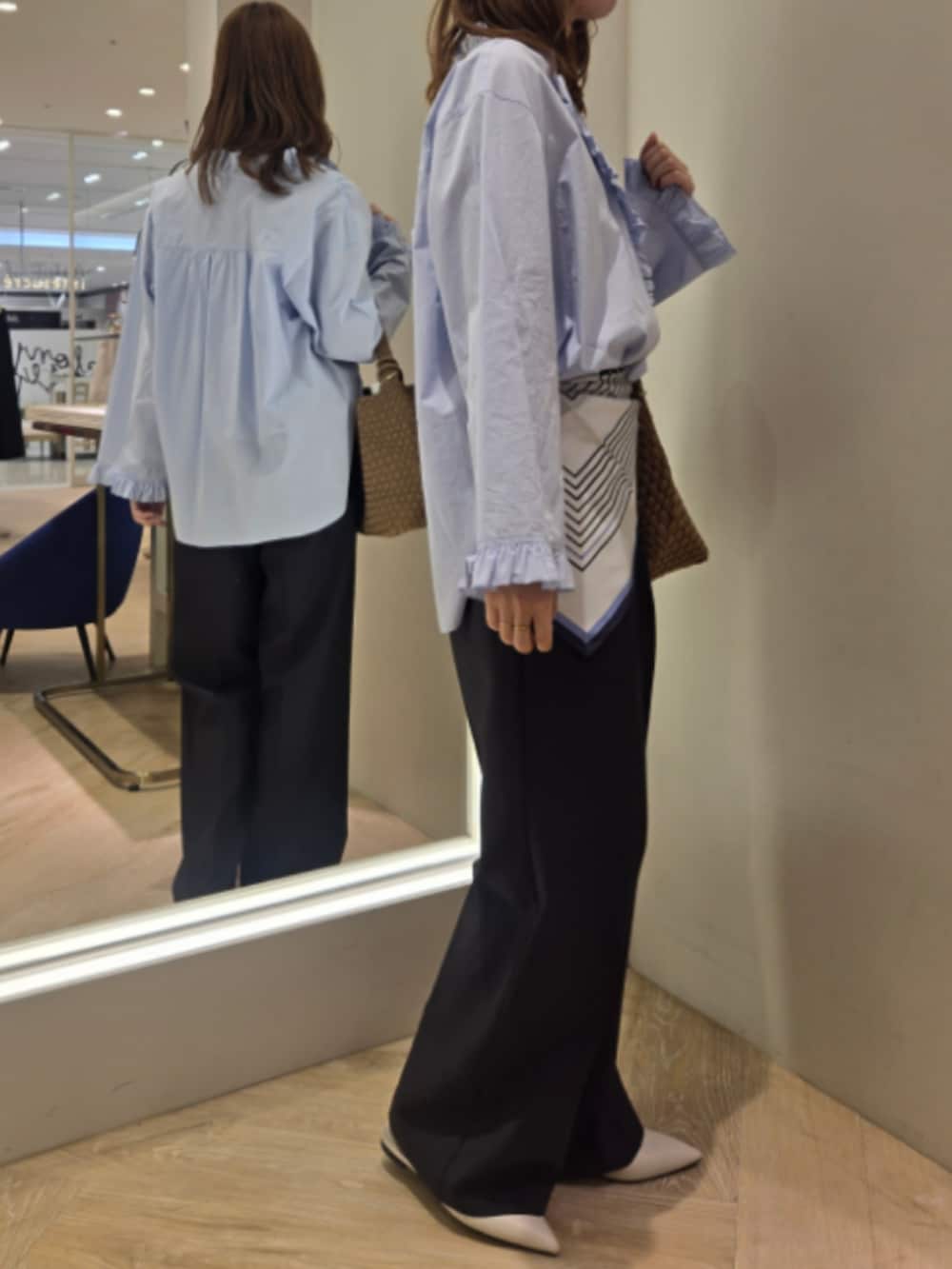 ブルー系のシャツ/ブラウス、ブラウン系のショルダーバッグ、グレー系のその他パンツを着用したレディースの春コーディネートの3枚目の写真