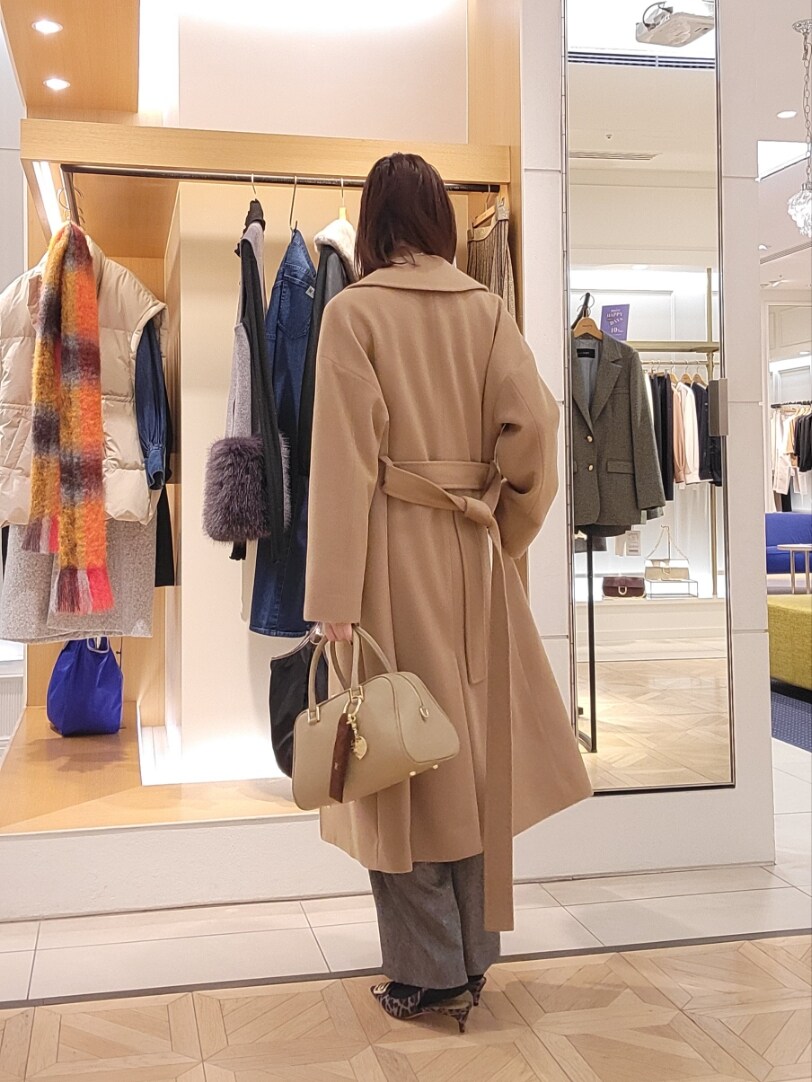 「オトナ女子、あったかコーデ、きれいめカジュアル、サロペット、シンプルスタイル、アウターコーデ、ロングコート」|「NOLLEY’Sのハンドステッチベルテッドコート(その他アウター、イエロー系)」を使った、もーりーさん(レディース・164cm)の秋コーディネートの3枚目の写真