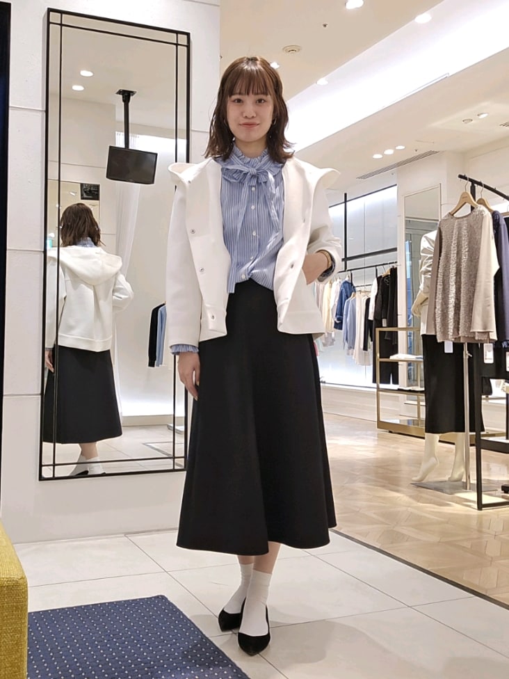 「レイヤードスタイル、春服コーデ、オトナカジュアル、楽チンコーデ、春服、ブラック、きれいめコーデ、セットアップ、フレアスカート、フリルシャツ、ブルーシャツ」｜「NOLLEY’Sのウォッシャブル エアボールフードブルゾン（ブルゾン、ホワイト系）」を使った、もーりーさん（骨格ウェーブ・レディース・164cm）の冬コーディネートの6枚目の写真