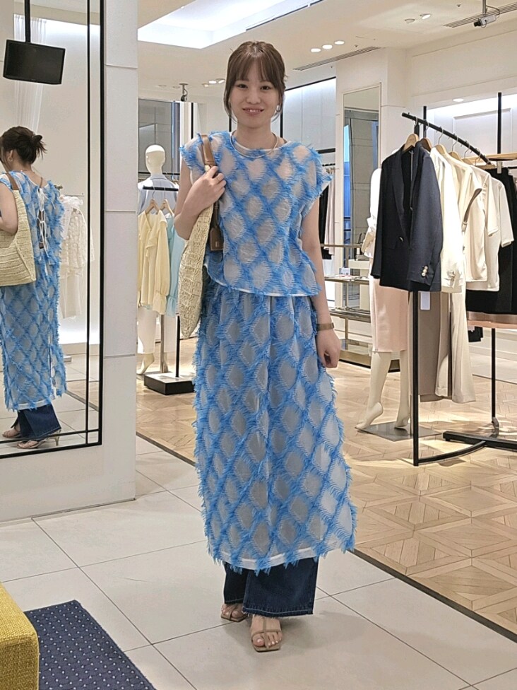「チェック、ショルダーバッグ、リボン、春色、デニムコーデ、レイヤードスタイル、カラーコーデ、セットアップスタイル、ウェーブ、夏コーデ、ブルー」｜「NOLLEY’Sの《セットアップ対応》KIRYUバイヤスカットジャガードスカート（スカート、ブルー系）」を使った、もーりーさん（レディース・164cm）の春コーディネートの4枚目の写真
