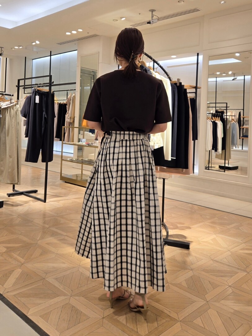 「チェック、半袖ニット、春ニット、スカート、ロングスカート、サンダル、ブラウン」｜「NOLLEY’Sの《手洗い可能》ホールガーメントニットTシャツ（ニット/セーター、ブラウン系）」を使った、もーりーさん（レディース・164cm）の春コーディネートの6枚目の写真