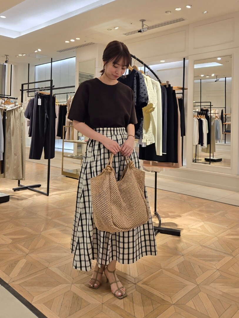 「チェック、半袖ニット、春ニット、スカート、ロングスカート、サンダル、ブラウン」｜「NOLLEY’Sの《手洗い可能》ホールガーメントニットTシャツ（ニット/セーター、ブラウン系）」を使った、もーりーさん（レディース・164cm）の春コーディネートの3枚目の写真