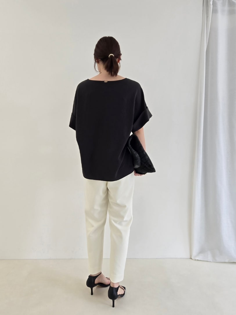 「大人ファッション、キレイめコーデ、パンツスタイル、ラフコーデ、楽チンコーデ、通勤コーデ、きれいめコーディネート、きちんとスタイル」｜「NOLLEY’Sの【松葉☆別注アイテム】《セットアップ対応》エアリージョーゼットWカフスブラウス（シャツ/ブラウス、ブラック系）」を使った、もーりーさん（レディース・164cm）の春コーディネートの3枚目の写真