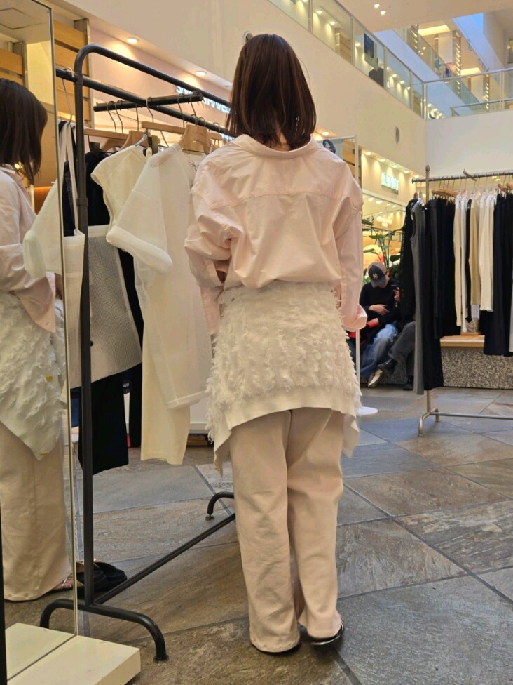 「春服コーデ、春カラー、キレイめコーデ、デニムコーデ、春めき満開コーデ、シャツスタイル、ピンクコーデ、ワントーンコーデ、レイヤードスタイル、カーディガン」｜「Rie Millerのレギュラーカラー2WAYシャツ（シャツ/ブラウス、ピンク系）」を使った、もーりーさん（レディース・164cm）の春コーディネートの5枚目の写真