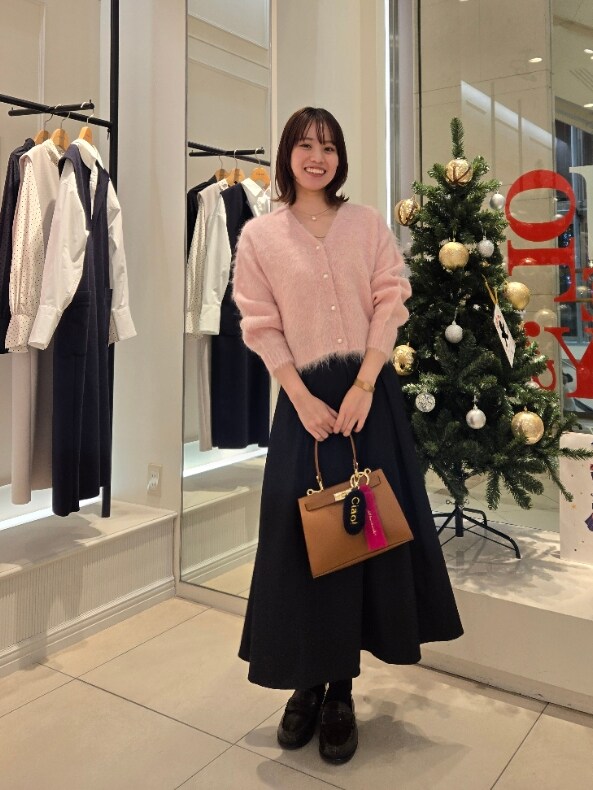 「冬コーデ、オトナカジュアル、休日スタイル、ローファー、ロングスカート、カーディガン」|「NOLLEY’SのアルパカブレンドへアリーVネックカーディガン(カーディガン/ボレロ、ピンク系)」を使った、もーりーさん(レディース・164cm)の冬コーディネートの2枚目の写真