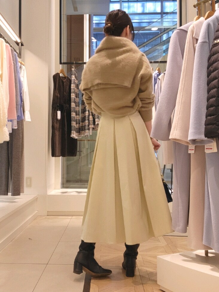 「真冬のあったかスタイル、大人可愛い、オトナ女子、ニットコーデ、ロングブーツ、スカートコーデ、冬コーデ、ワントーンコーデ、ヘアリーニット、ベージュ」｜「NOLLEY’S Sophiのカシミヤ混ヘアリーパール釦クルーネックカーディガン（カーディガン/ボレロ、イエロー系）」を使った、もーりーさん（骨格ウェーブ・レディース・164cm）の冬コーディネートの5枚目の写真