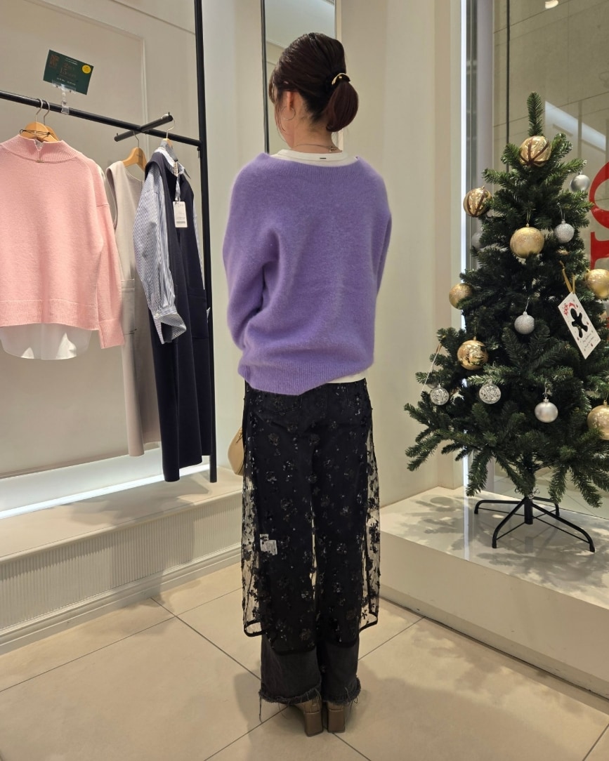 パープル系のニット/セーター、ホワイト系のTシャツ/カットソー、ブラック系のスカートを着用したレディースの冬コーディネートの2枚目の写真