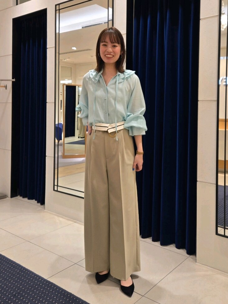 「大人女子、キレイめカジュアル、初春コーデ、ワイドパンツ、チノパン、シアートップス、フリル、グリーン、春コーデ」｜「NOLLEY’S Sophiの◇【WEB限定カラーあり】シアーフリルブラウス（シャツ/ブラウス、グリーン系）」を使った、もーりーさん（骨格ウェーブ・レディース・164cm）の冬コーディネートの5枚目の写真