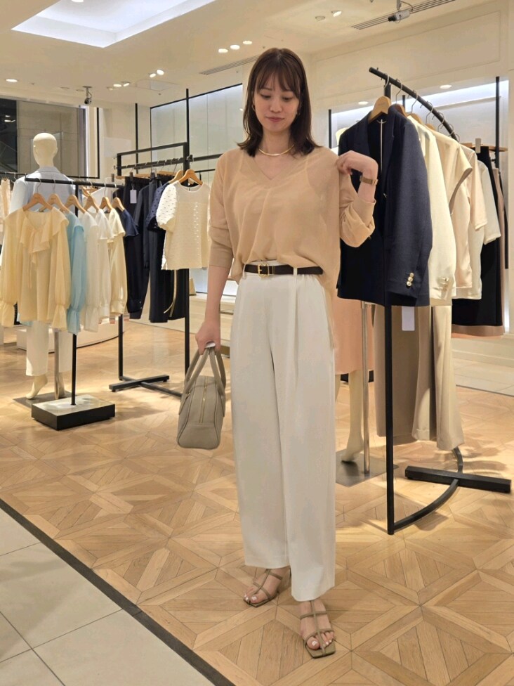 「ワイドパンツ、サンダル、淡色コーデ、シンプルコーデ、夏コーデ、キレイめカジュアル、パンツスタイル、ベージュ、シアー」｜「NOLLEY’Sの《セットアップ対応》ウォッシャブルツイルイージータックワイドパンツ（その他パンツ、ホワイト系）」を使った、もーりーさん（レディース・164cm）の春コーディネートの2枚目の写真