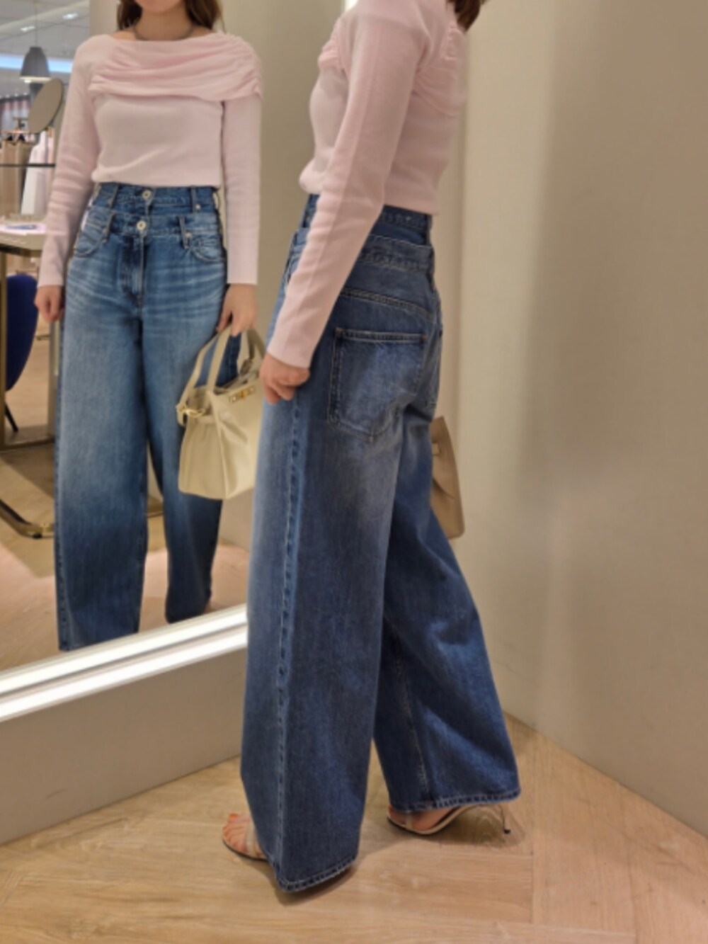 ピンク系のニット/セーター、ベージュ系のトートバッグ、グレー系のネックレスを着用したレディースの春コーディネートの7枚目の写真